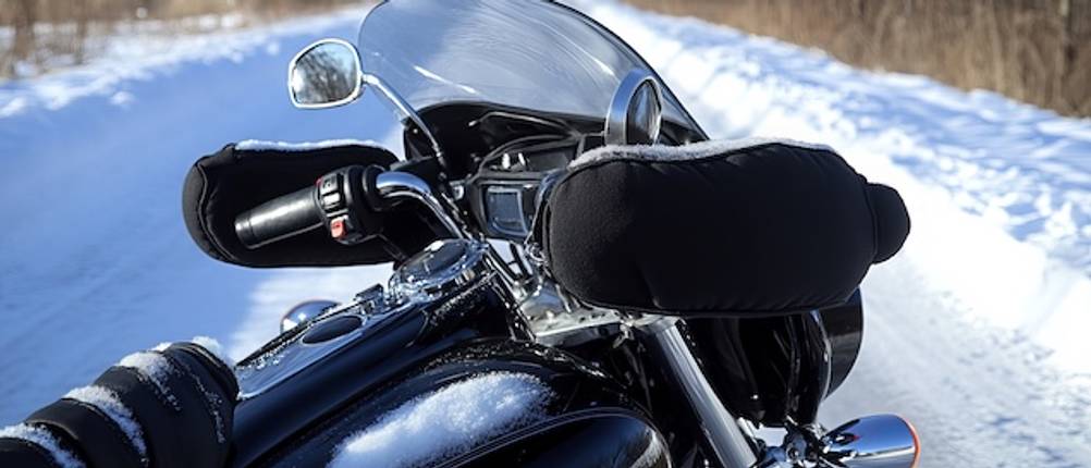 Motorrad-Lenkerstulpen-Test: Nahaufnahme von Lenkerstulpen am Motorrad im Winter.