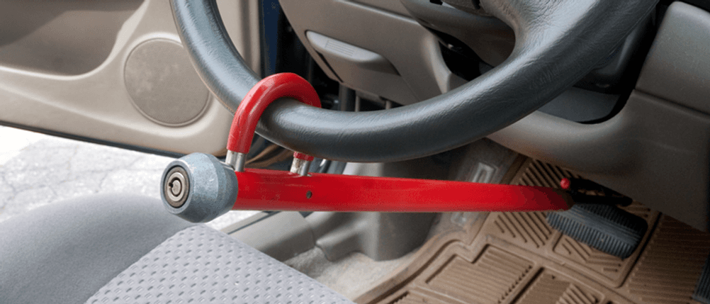Anbringung einer Lenkradkralle im Auto