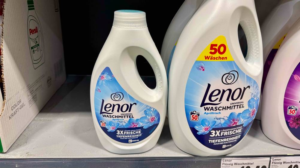 In einem Verkaufsregal steht eine kleine Flasche des Lenor-Waschmittels im Test neben einer Großen.