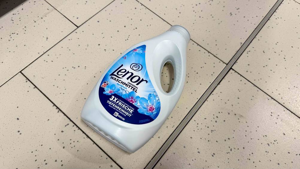 Lenor-Waschmittel-Test: Eine Flasche von schräg oben auf einem Fließenboden.