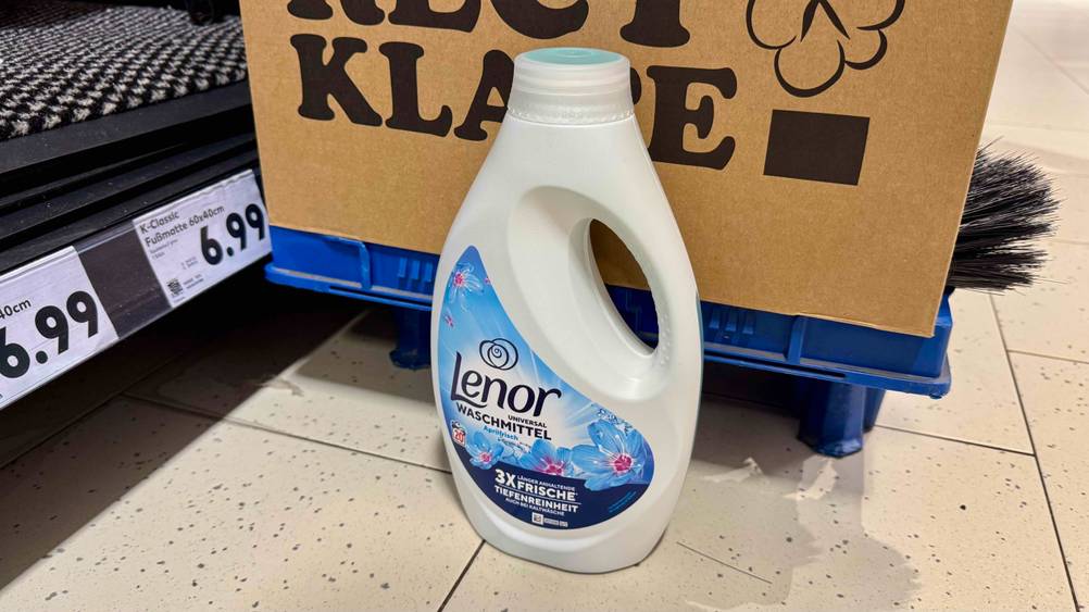 Lenor-Waschmittel getestet: Eine Flasche steht vor einer Plastikpalette mit Karton.