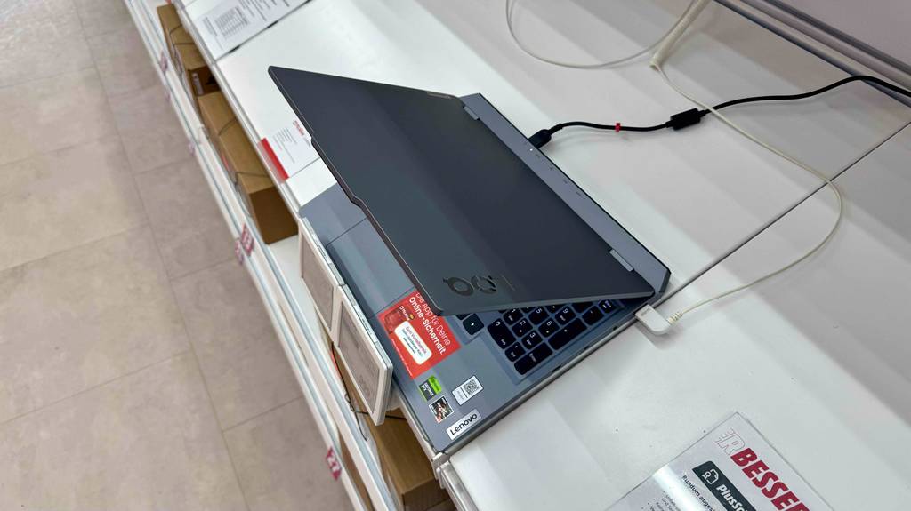Getestet: Auf der Oberseite eines halb geöffneten Lenovo-Gaming-Laptops ist das Logo eingraviert.