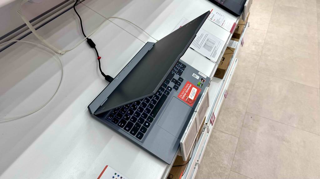 An der Rückseite eines getesteten Lenovo-Gaming-Laptops ist die Ladestation.