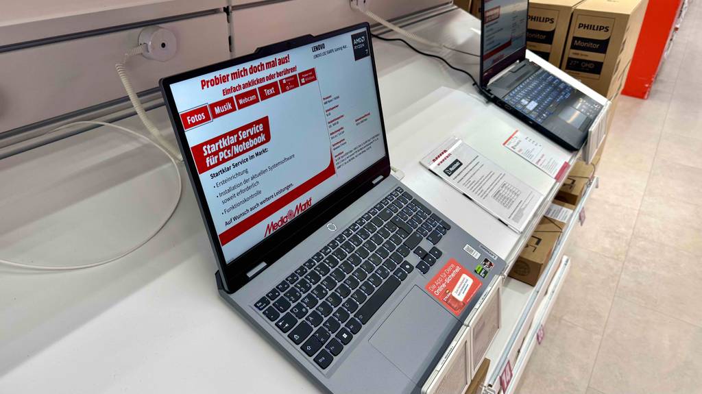 Ein Lenovo-Gaming-Laptop steht eingeschaltet zum Testen neben einem anderen Gerät.