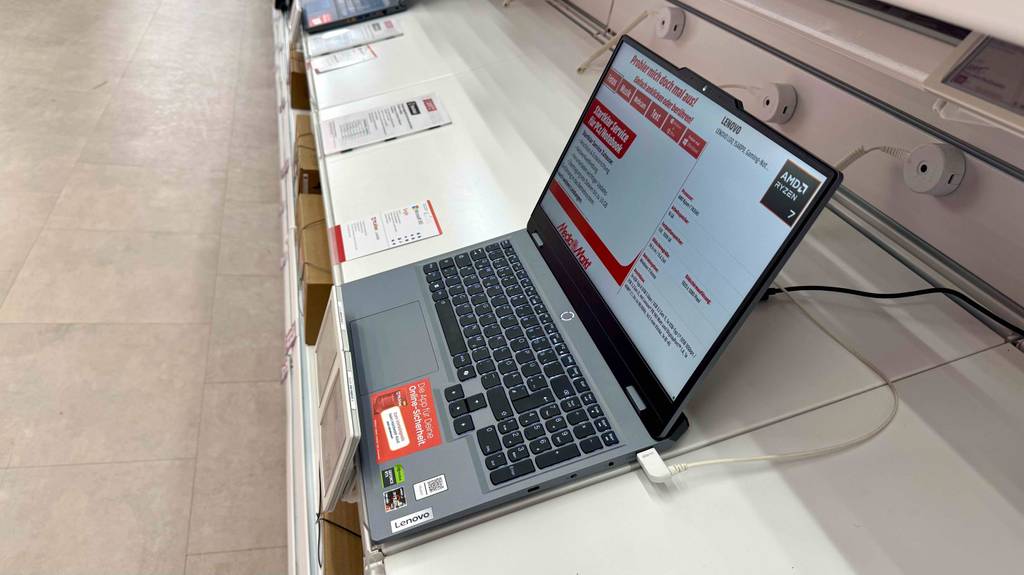 Ein Lenovo-Gaming-Laptop im Test von der Seite.