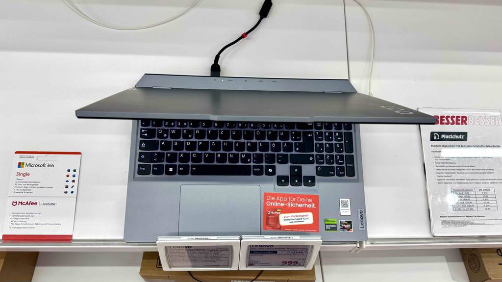 Lenovo-Gaming-Laptop im Test: Blick von oben auf die Displaytiefe.