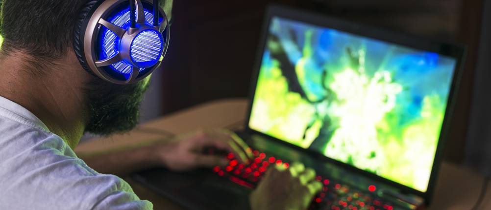 Gamer zockt auf einem getesteten Acer Aspire Notebook