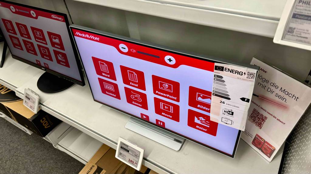 Blick von oben auf einen Grafik-Monitor, der zum Testen in einem Regal steht.
