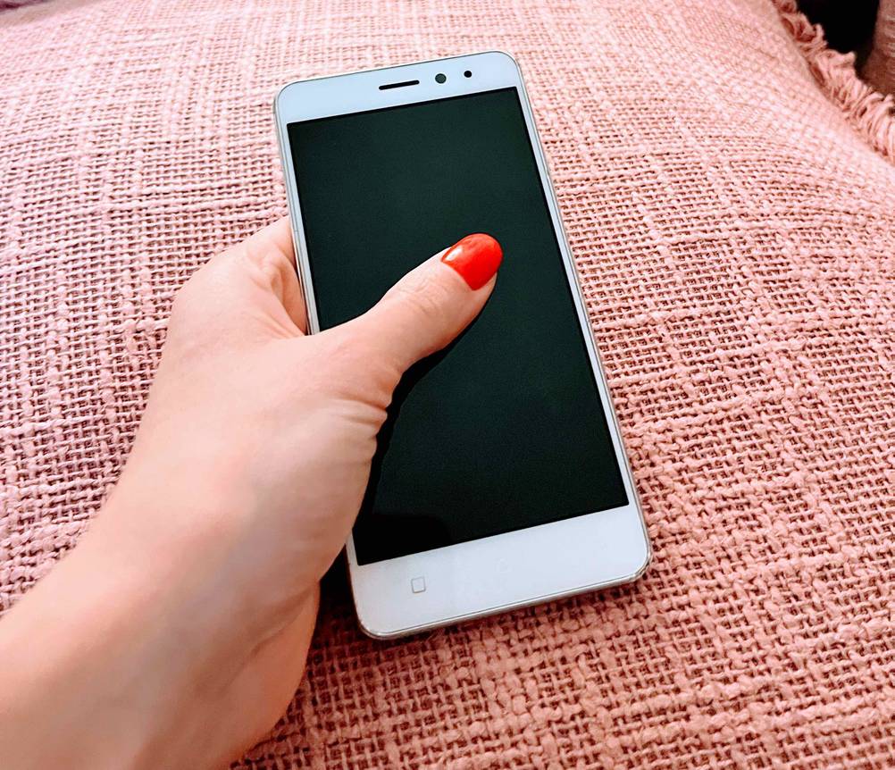 Mittelklasse-Handy im Test: Hand hält ein Lenovo-Handy.