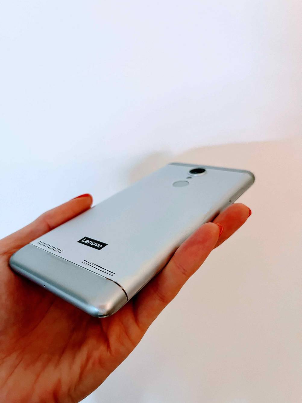 Mittelklasse-Handy im Test: Hand hält ein Lenovo Handy mit der Rückseite nach oben.