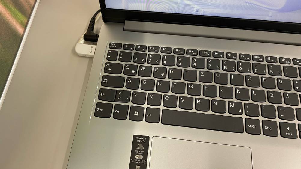 Laptop bis 400 Euro im Test: IdeaPad 1i von Lenovo befindet sich auf dem Tisch.