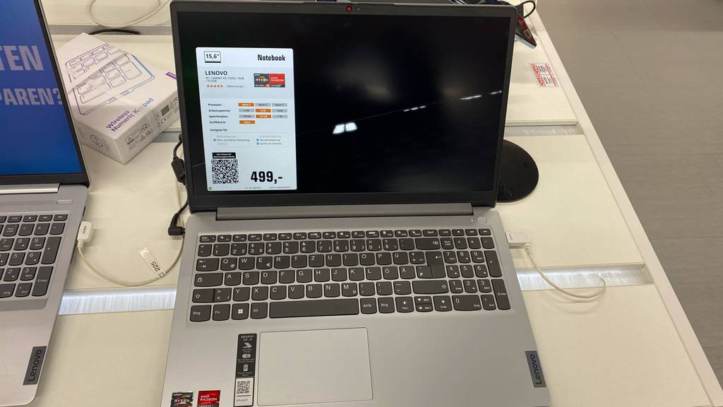 Laptop bis 500 Euro im Test: Auf Lenovo-Laptop Ip1-15amn7-r3-7320u ist ein Preisschild angebracht.