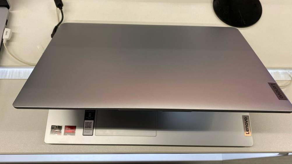 Laptop bis 500 Euro getestet: Lenovo-Laptop Ip1-15amn7-r3-7320u ist einen Spalt weit geöffnet.