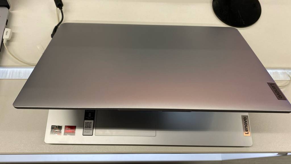 Laptop bis 500 Euro getestet: Lenovo-Laptop Ip1-15amn7-r3-7320u ist einen Spalt weit geöffnet.