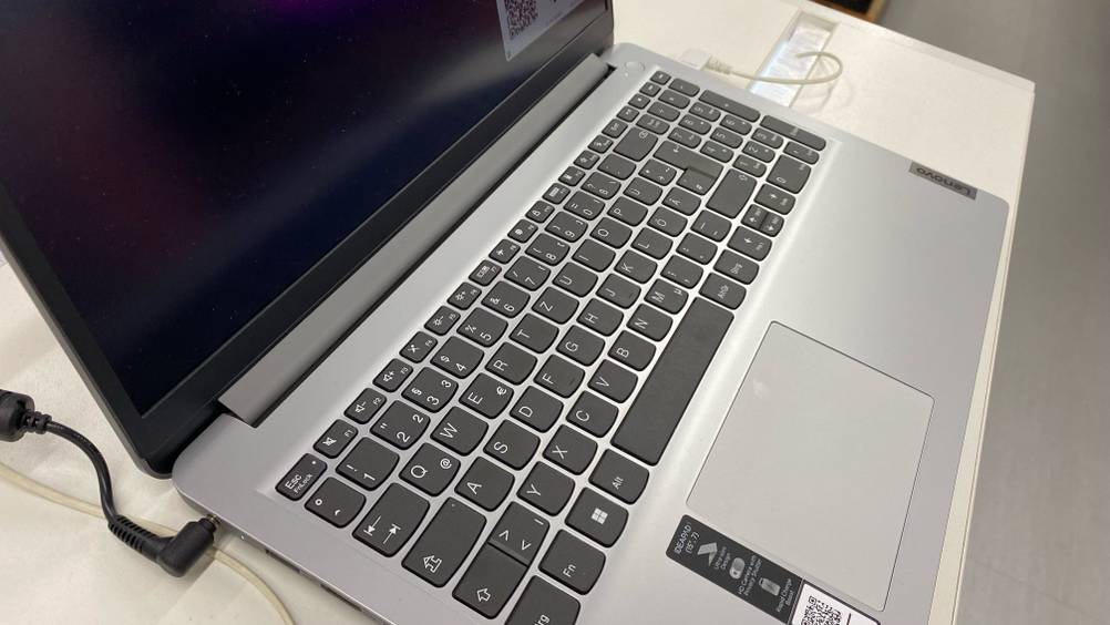 Laptop bis 500 Euro im Test: Lenovo-Laptop Ip1-15amn7-r3-7320u befindet sich auf einem Tisch.
