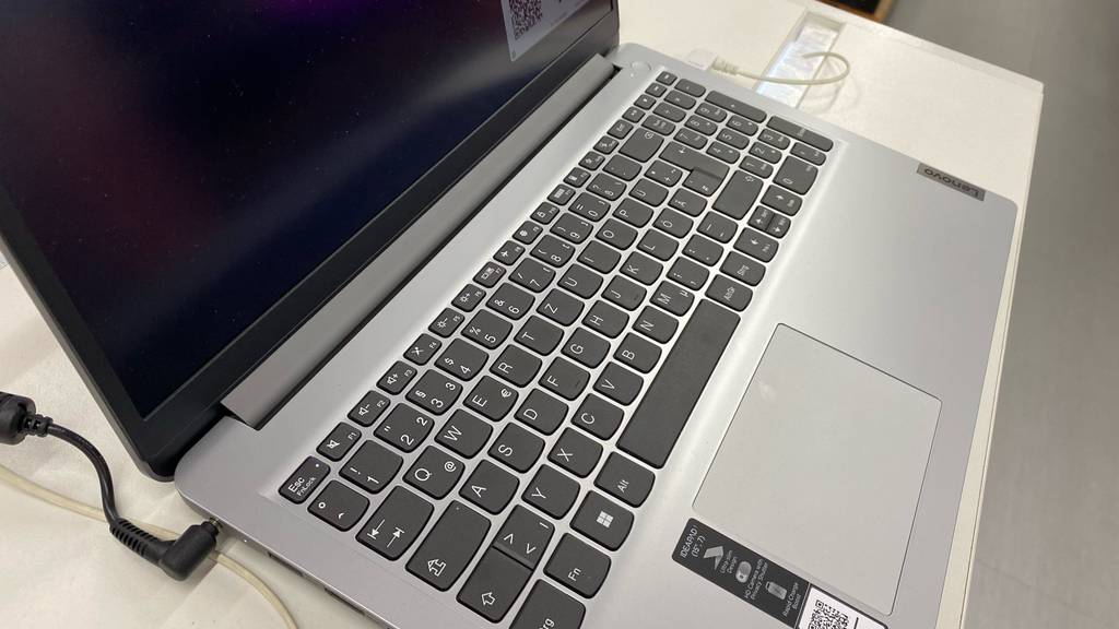Laptop bis 500 Euro im Test: Lenovo-Laptop Ip1-15amn7-r3-7320u befindet sich auf dem Tisch.