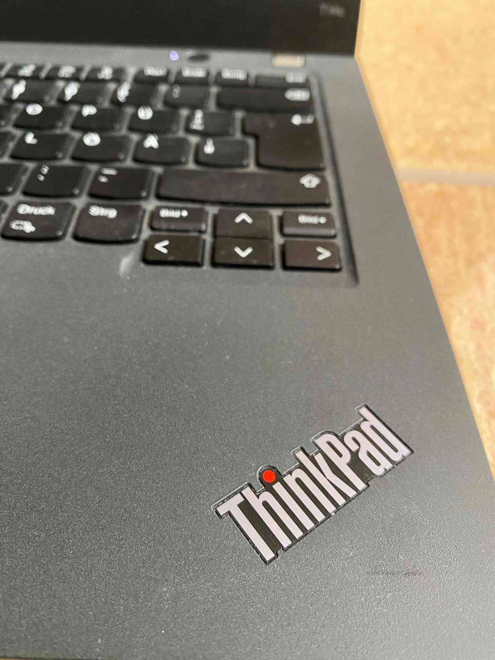 Im Test: Nahaufnahme des Logos auf der Tastatur eines Lenovo-Laptops.