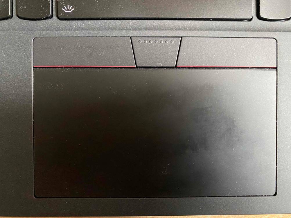 Im Test: Detailaufnahme des Trackpads eines Lenovo-Laptops.