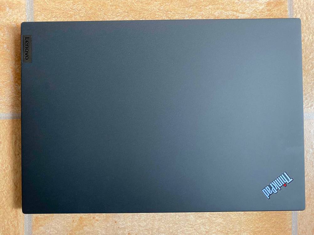 Lenovo-Laptop getestestet: Ein Gerät von oben auf einem Fließenboden.
