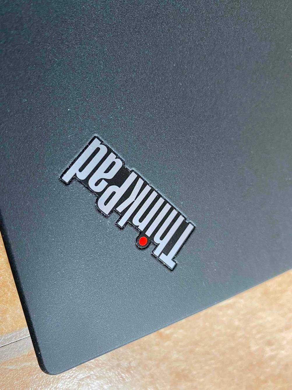 Nahaufnahme des Logos auf dem Deckel eines getesteten Lenovo-Laptops.
