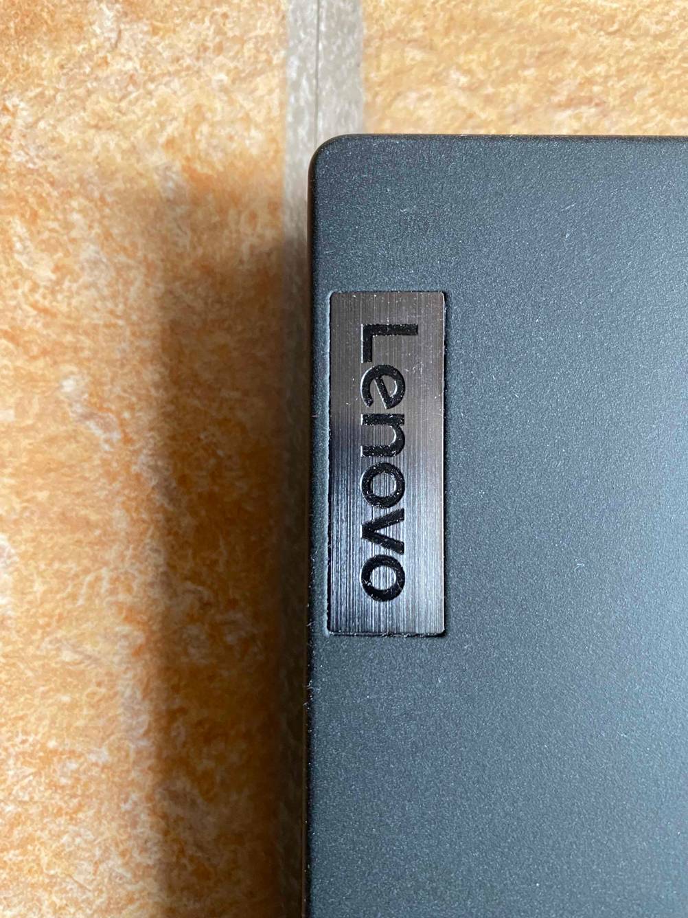 Detailaufnahme des Logos eines getesteten Lenovo-Laptops.