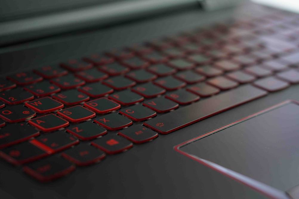 Detailansicht der beleuchteten Tastatur eines getesten Acer Spins