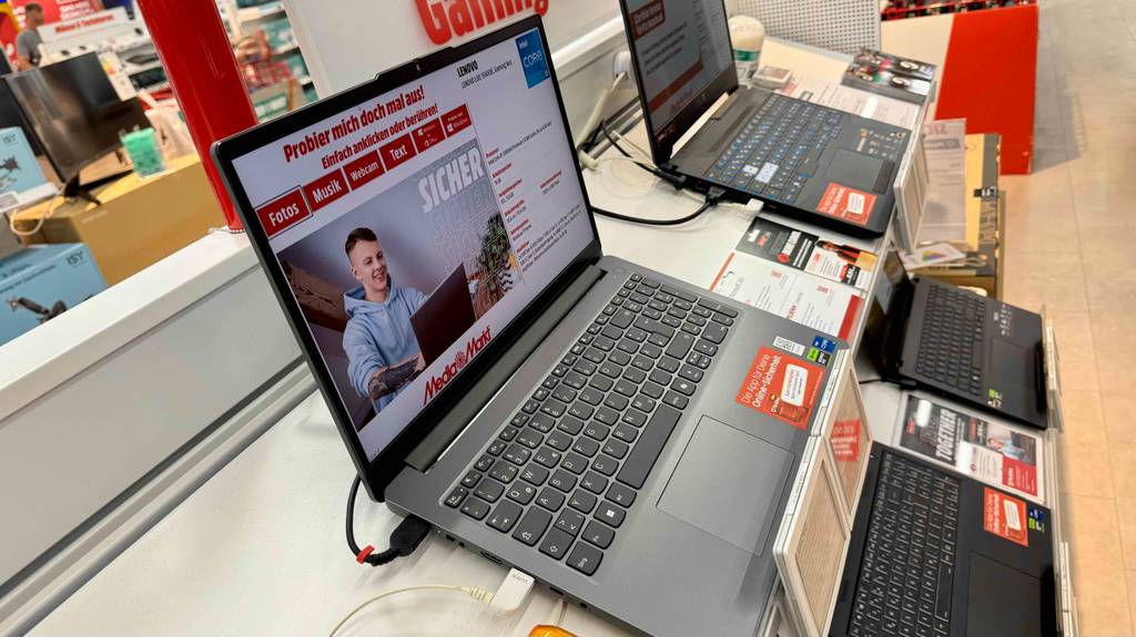 Getestet: Das Gaming-Laptop bis 800 Euro steht aufgeklappt auf einem Ausstellungstisch neben weiteren Laptops.