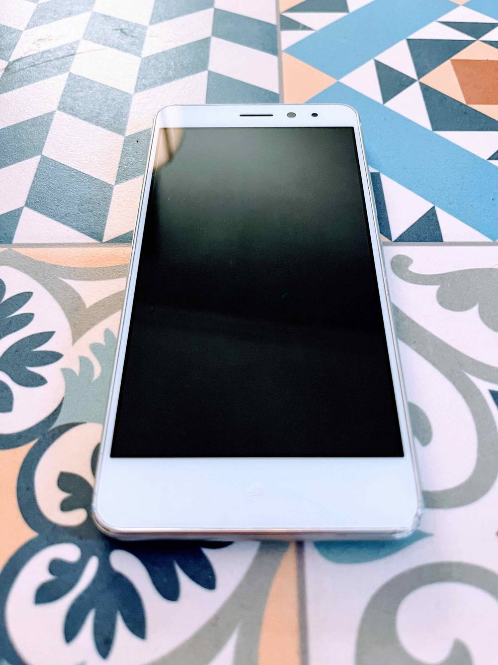 Im Test: Detailansicht des Displays eines Mittelklasse-Handys.