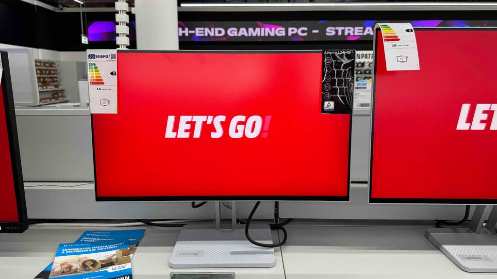 Frontansicht eines eingeschalteten Lenovo-Monitors im Test.