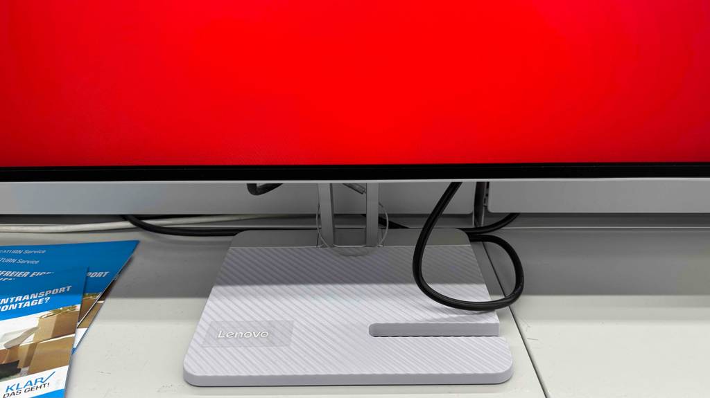 Blick auf den Standfuß eines getesteten Lenovo-Monitors.
