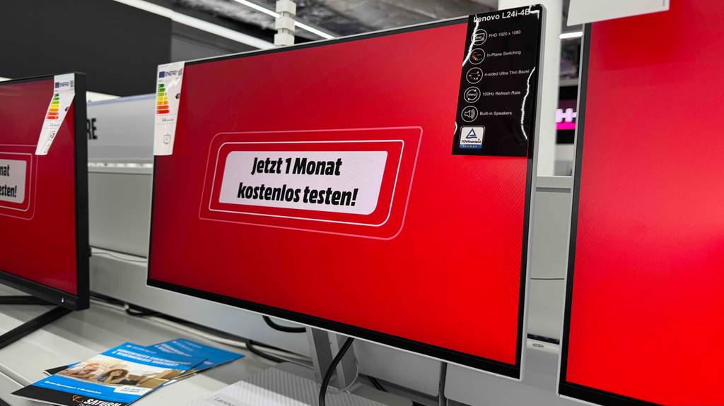 Blick von schräg vorn auf einen getesteten Lenovo-Monitor.