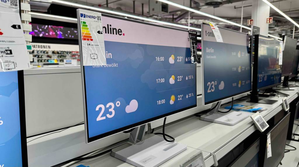 Auf mehreren Lenovo-Monitoren im Test wird das Wetter angezeigt.
