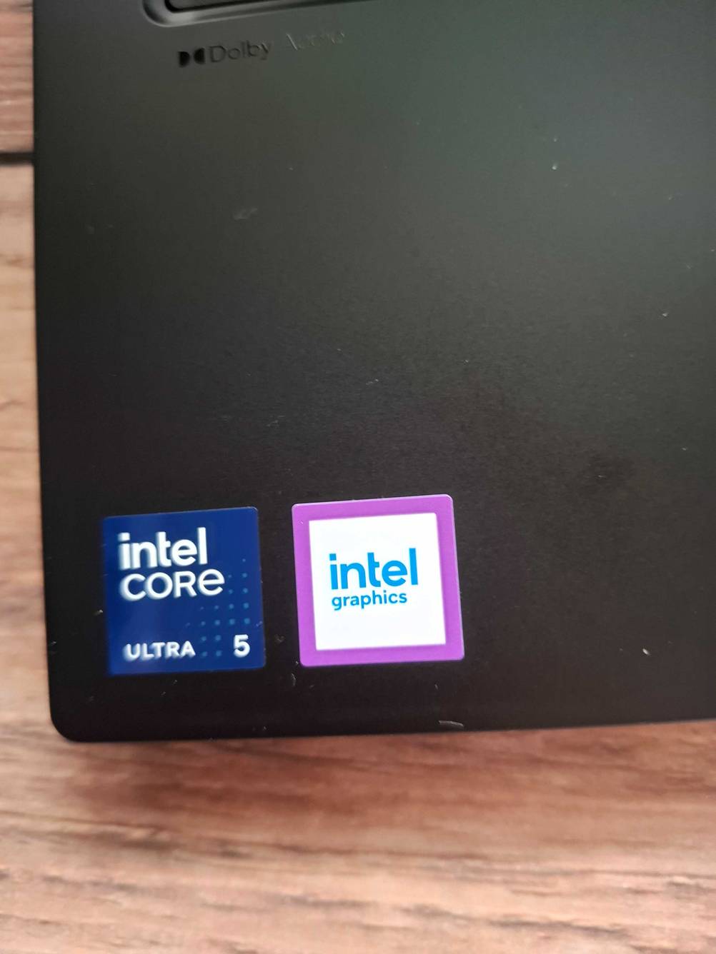 Auf einem getesteten Lenovo-Laptop 14 Zoll sind Kleber mit Systeminformationen.