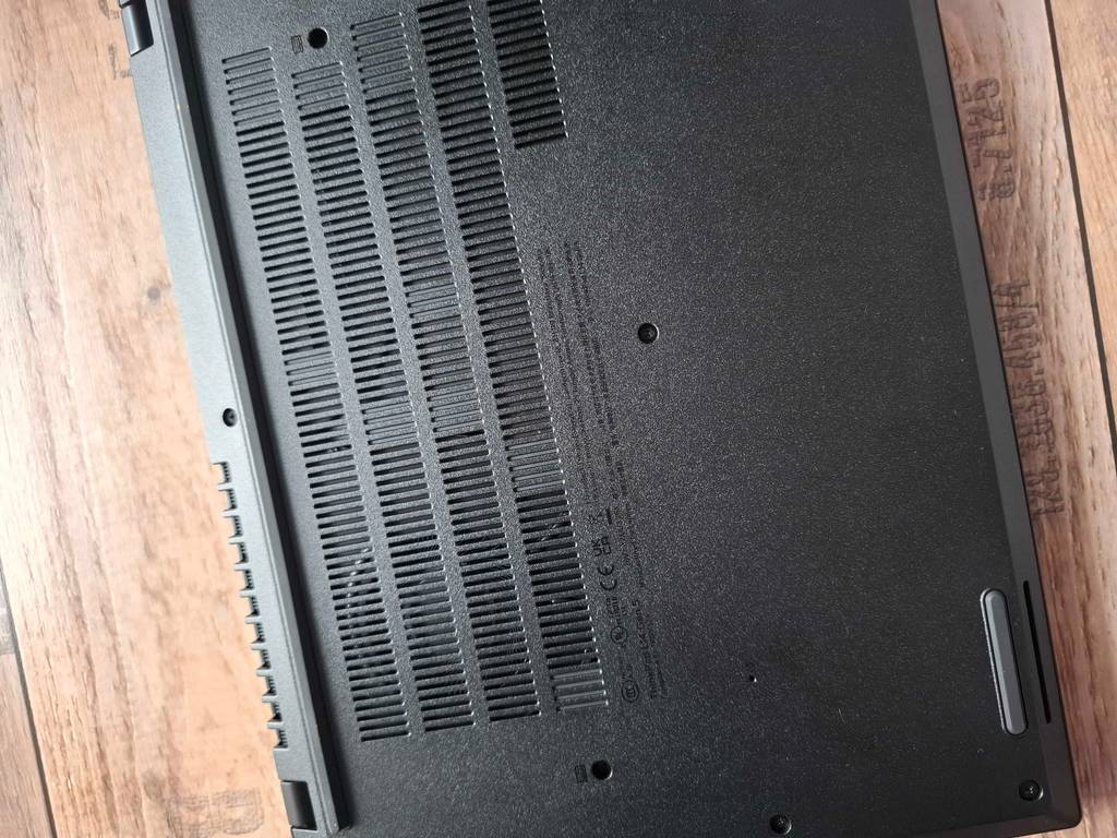 Lenovo-Laptop 14 Zoll im Test: Blick auf die Unterseite mit Lüfter.