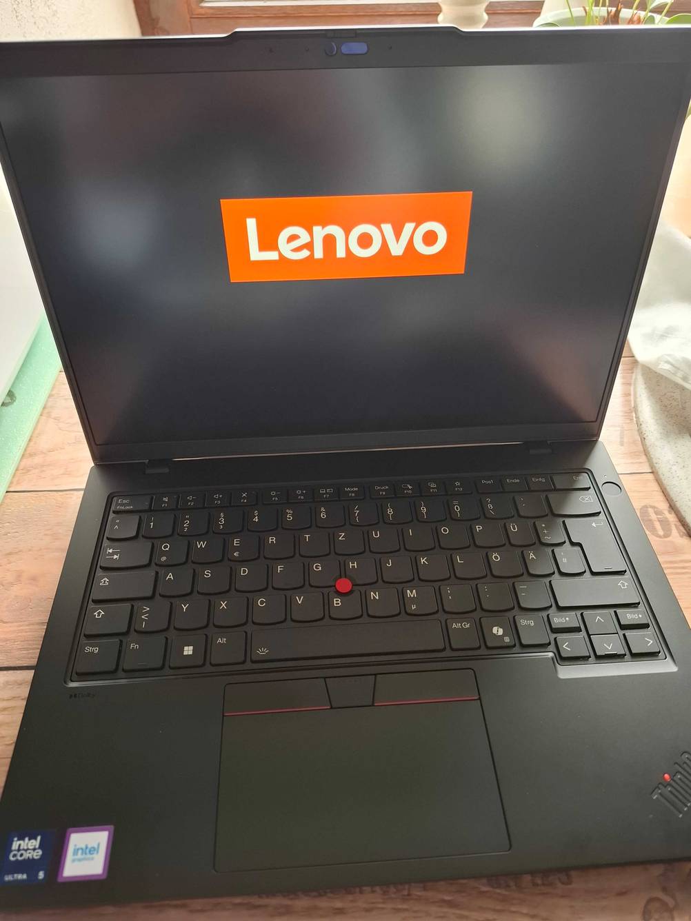 Frontansicht eines aufgeklappten Lenovo-Laptop 14 Zoll im Test.