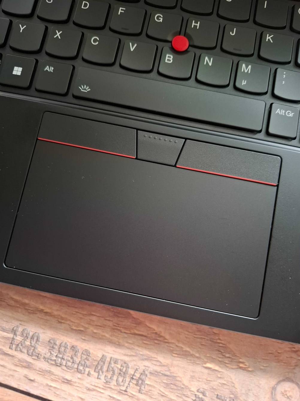 Detailansicht des Touchpads eines getesteten Lenovo-Laptop 14 Zoll.