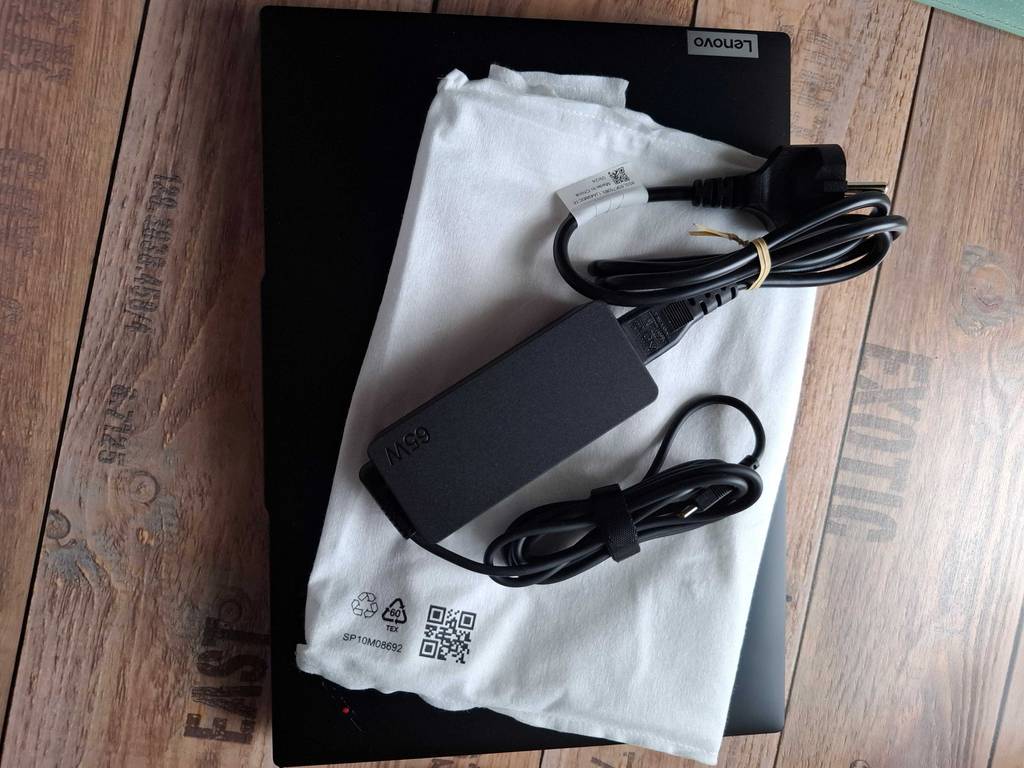Im Test: Auf einem geschlossenen Lenovo-Laptop 14 Zoll liegt das Ladekabel.