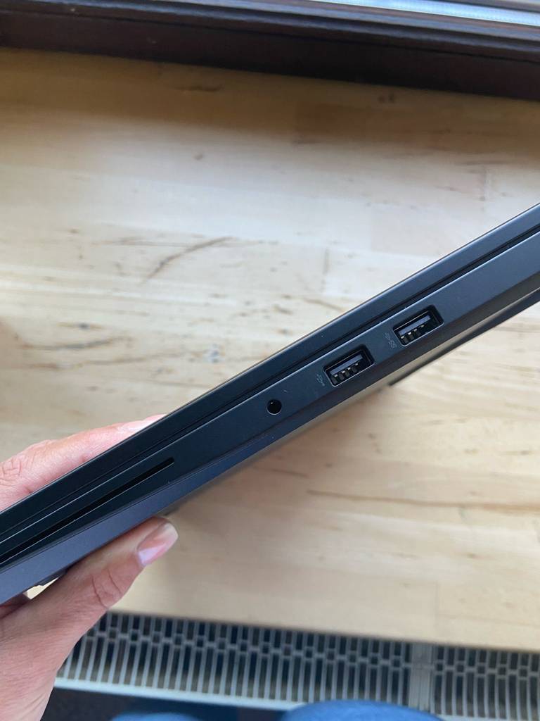 Blick auf Anschlussmöglichkeiten eines getesteten Lenovo-Thinkpads.