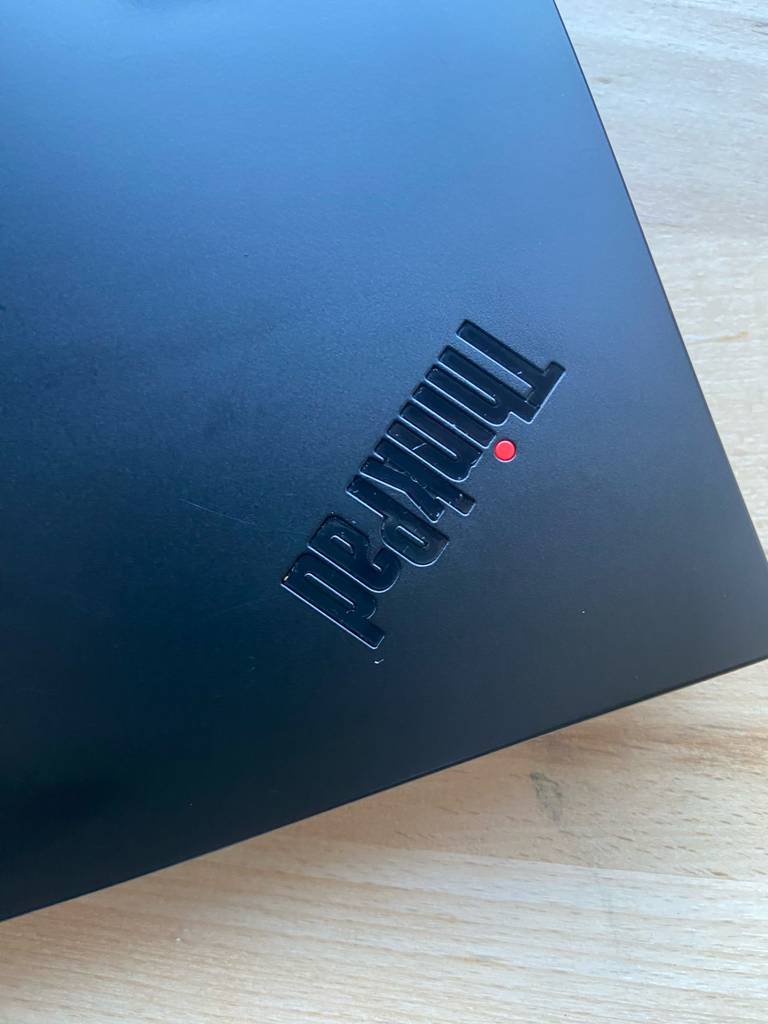 Auf der Klappe eines Lenovo-Thinkpads im Test ist das Model groß eingedruckt.