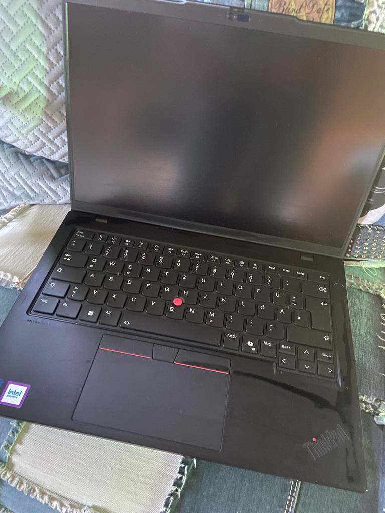 Im Test: Blick von schräg oben auf ein aufgeklapptes Lenovo-Thinkpad mit dunklem Display.