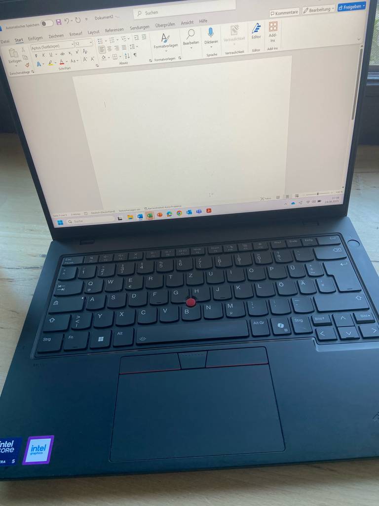 Auf einem Lenovo-Thinkpad im Test ist ein Schreibprogramm geöffnet.