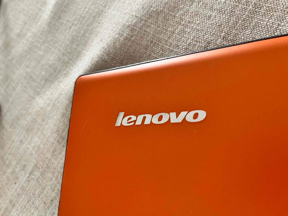 Lenovo Yoga getestet: Nahaufnahme des Logos auf der Vorderseite.