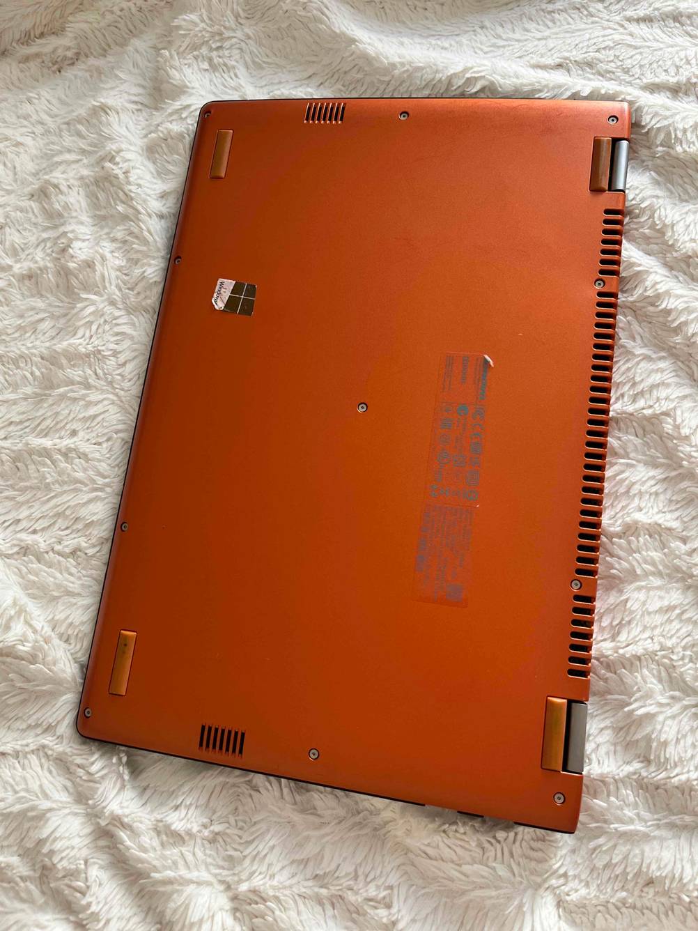 Blick auf die Unterseite eines getesteten Lenovo Yoga.