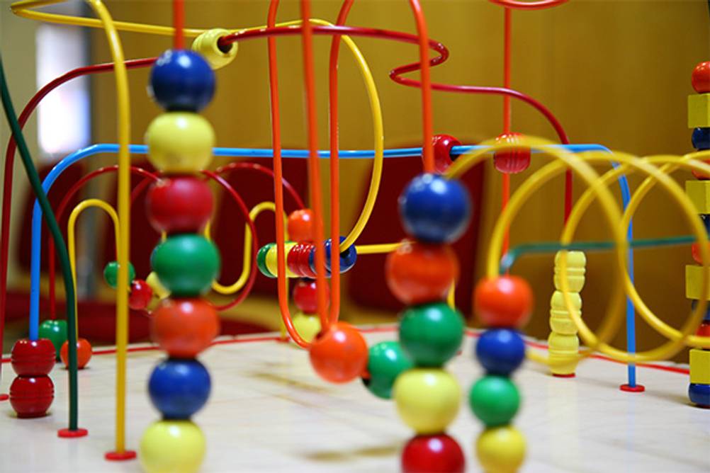 Lernspielzeug ab 1 Jahr im Test: Die bunten Kugeln und Drähte einer Motorikschleife.