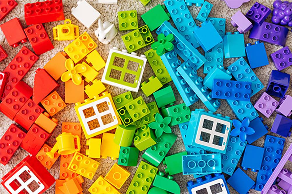 Lernspielzeug ab 1 Jahr im Test: Mit den farbenfrohen Duplo Bausteinen kann viel gebaut werden.