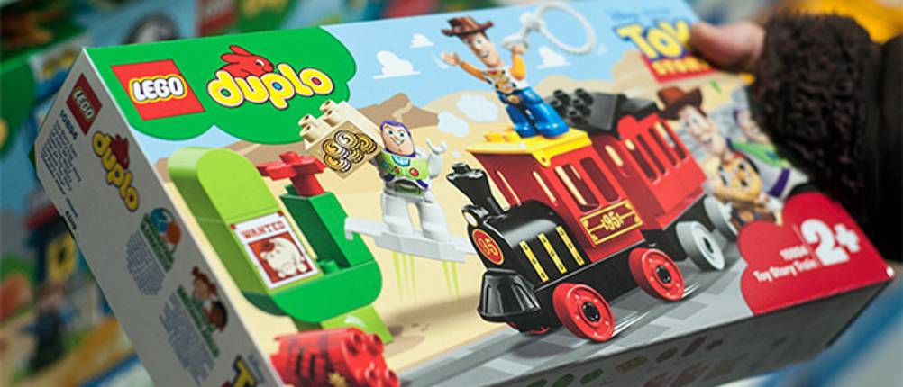 Lernspielzeug ab 2 Jahren im Test: Eine Verpackung von einem LEGO Duplo Set zu Disneys Toy Story.
