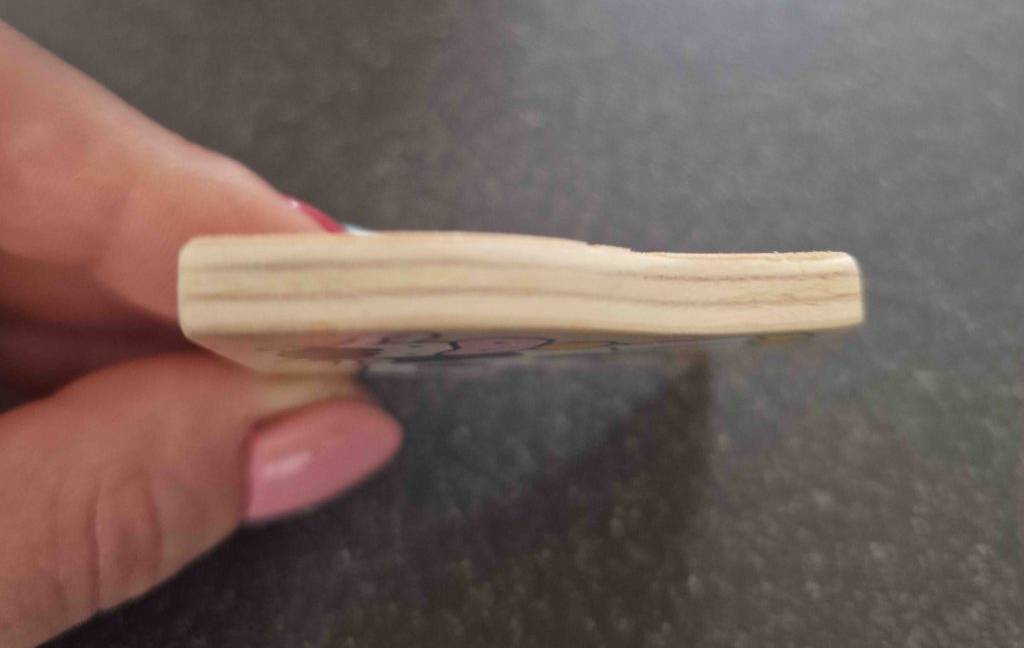 Nahaufnahme einer Holzkomponente von einem Lernspielzeug im Test.