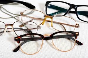 Halbbrillen sind oft randlose Brillen und eignen sich als Lesebrille für Damen und als Lesebrille für Herren.