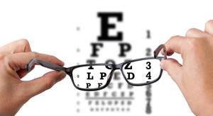 Es gibt auch entspiegelte Lesebrillen, die Reflexionen auf der Oberfläche des Brillenglases reduzieren.