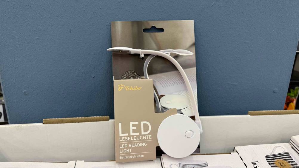 Vor einer blauen Wand befindet sich die Leselampe im Test.